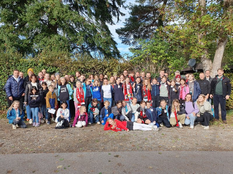 21.10.2023 Einlaufen und Ballmädchen bei den Damen des SC Freiburg